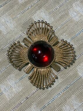 Vintage JJ 1988 red cabochon brooch